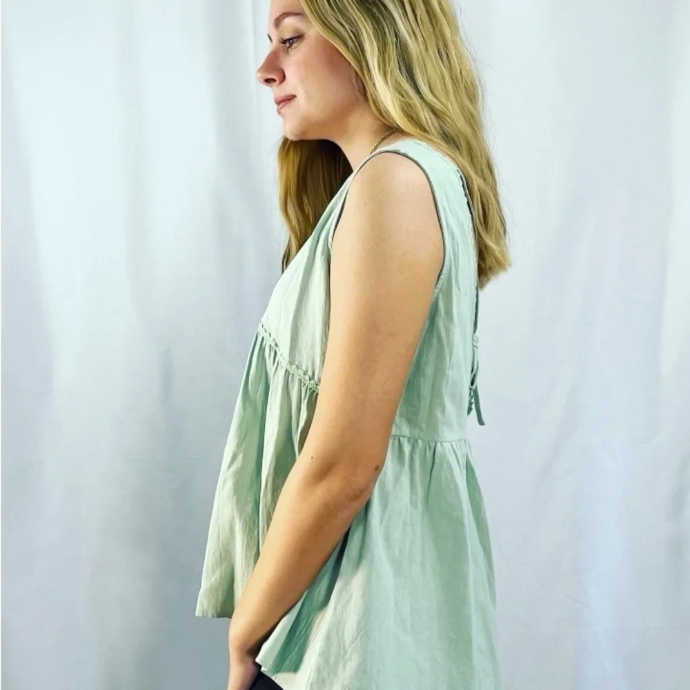 New! Open back sleeveless v-neck green flowing cotton top - Picture 3 of 3